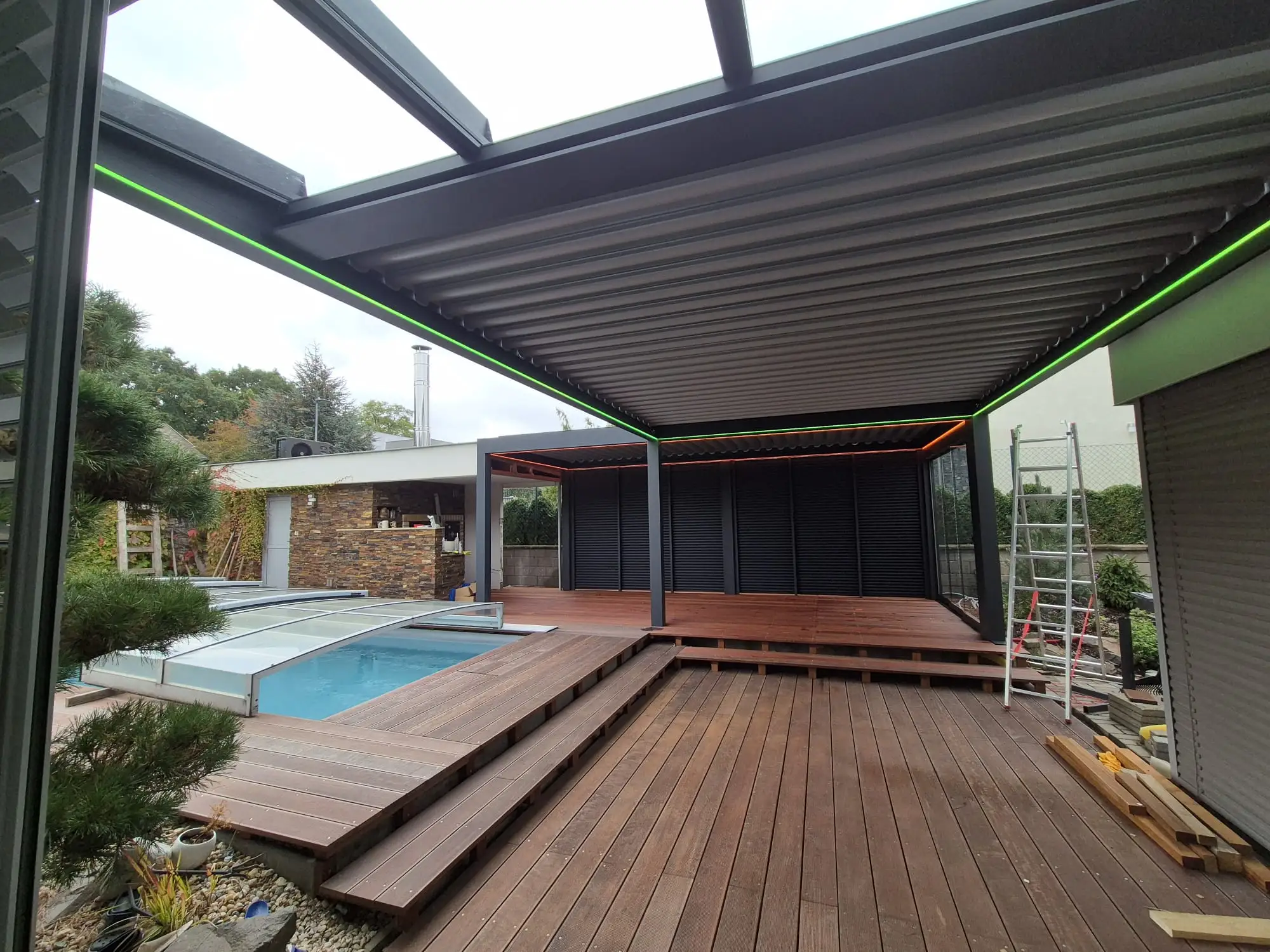 Moderní pergola se stíněním a roletami