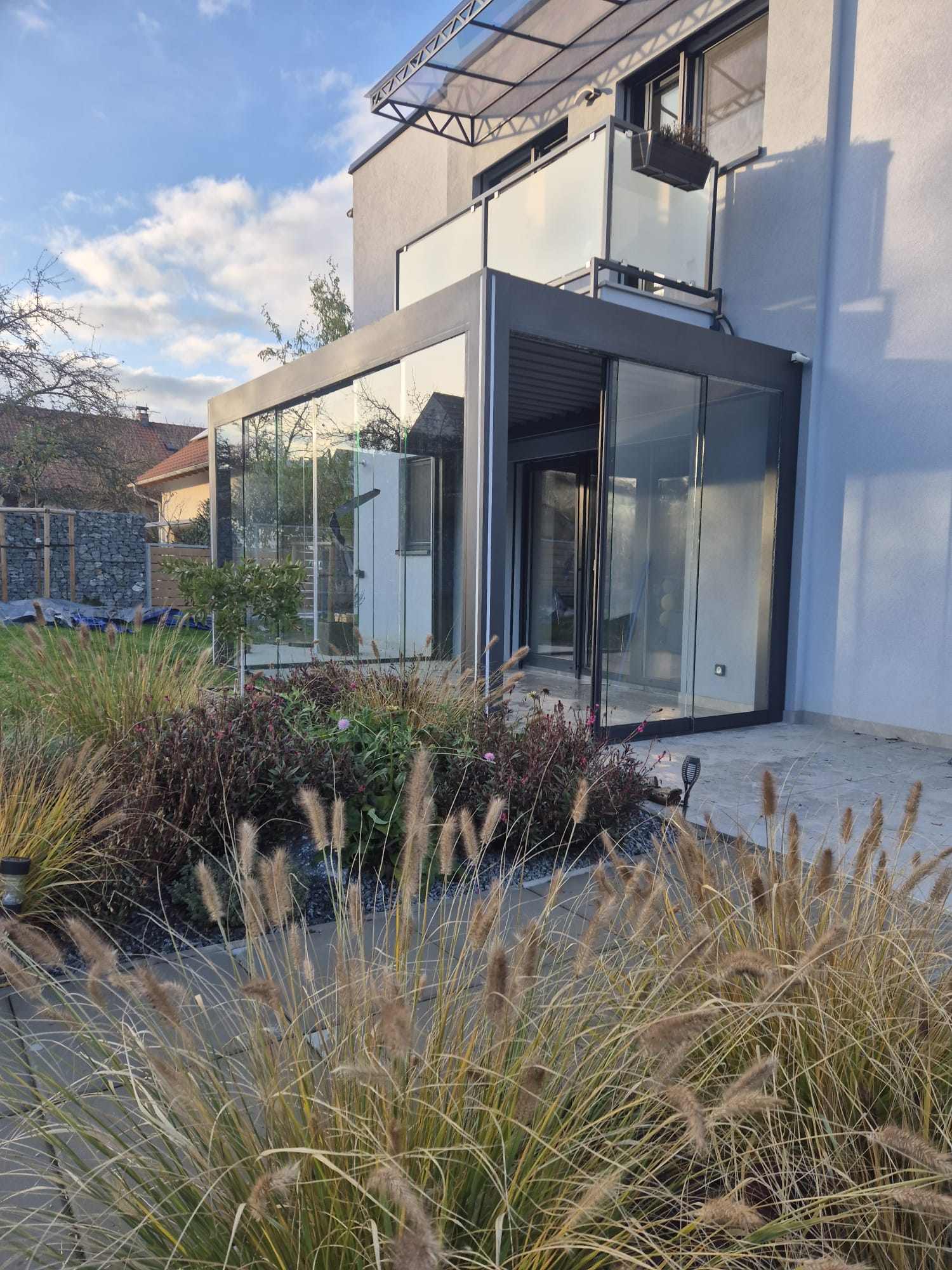 Hliníková pergola u moderní stavby