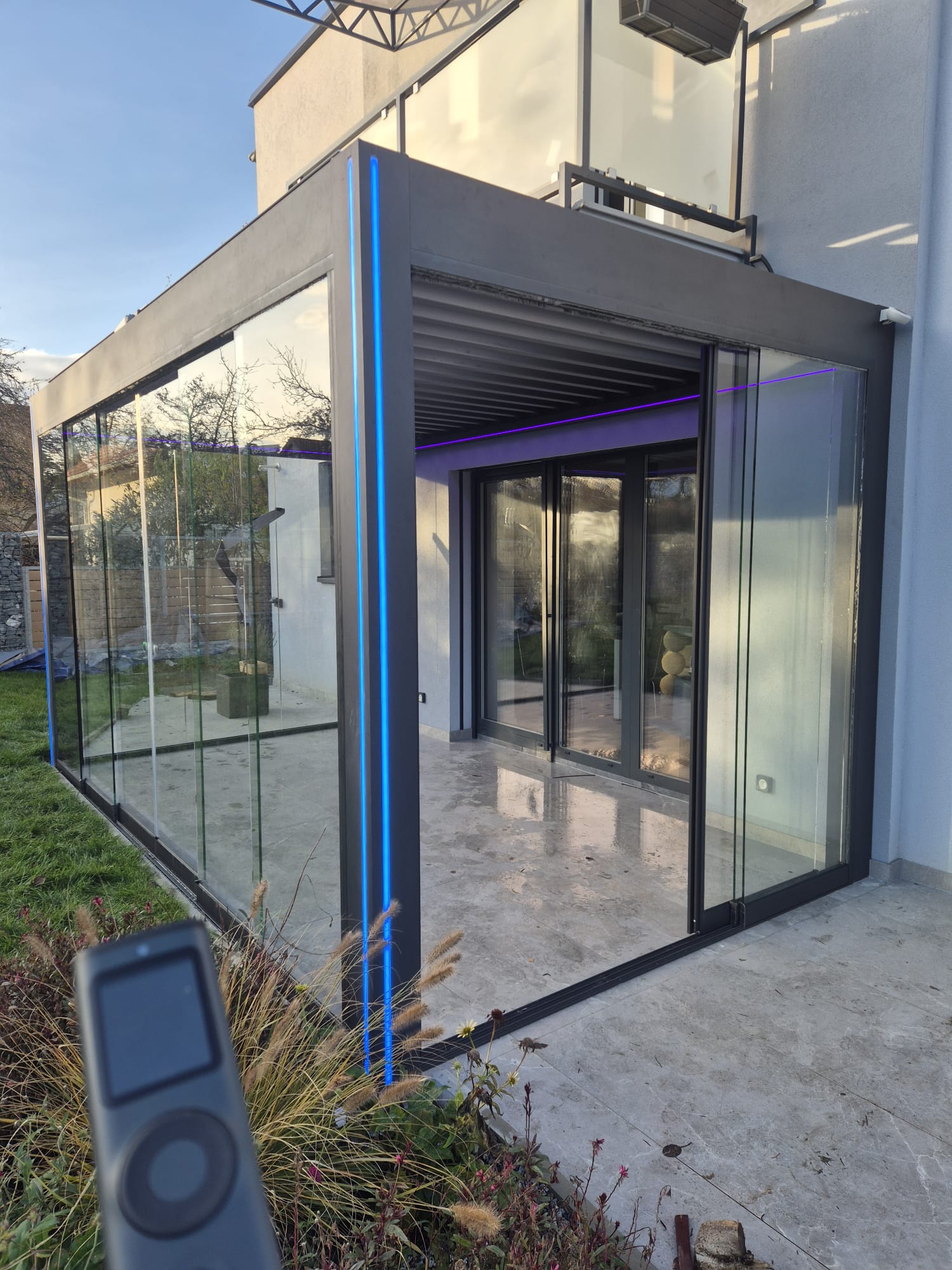 Hliníková pergola u moderní vily